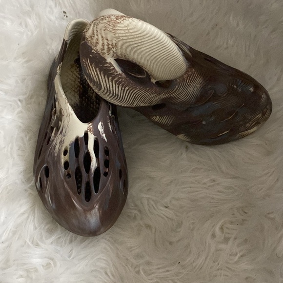 Brown and Cream Yeezy Slide Made By Adidas - Picture 7 of 7